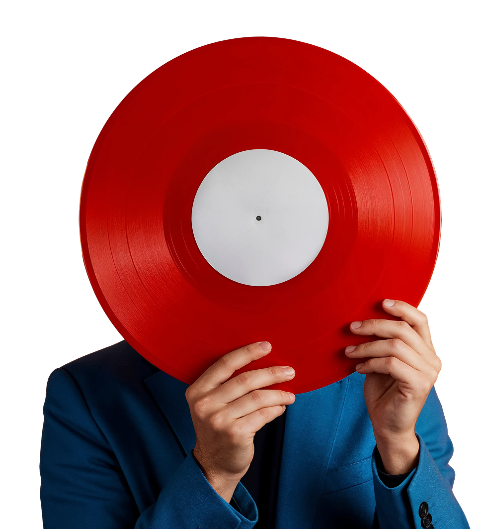 Pessoa segurando um disco de vinil vermelho à frente do rosto